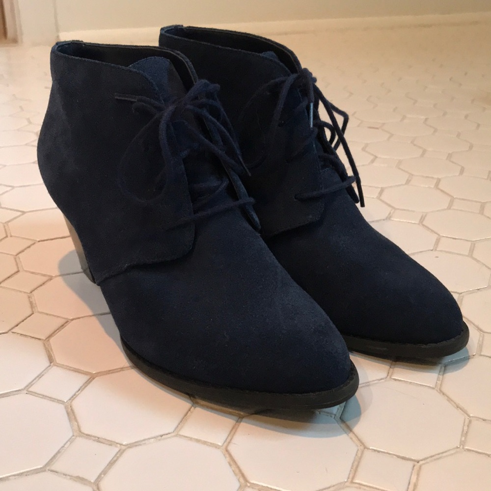 Like New! Vionic Navy Suede Bootie